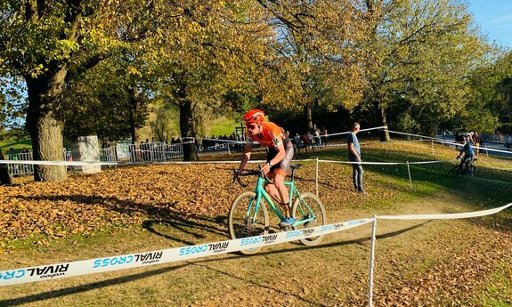 Radsportler auf der Rennstrecke.