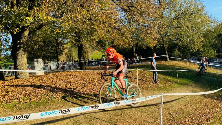 Radsportler auf der Rennstrecke.