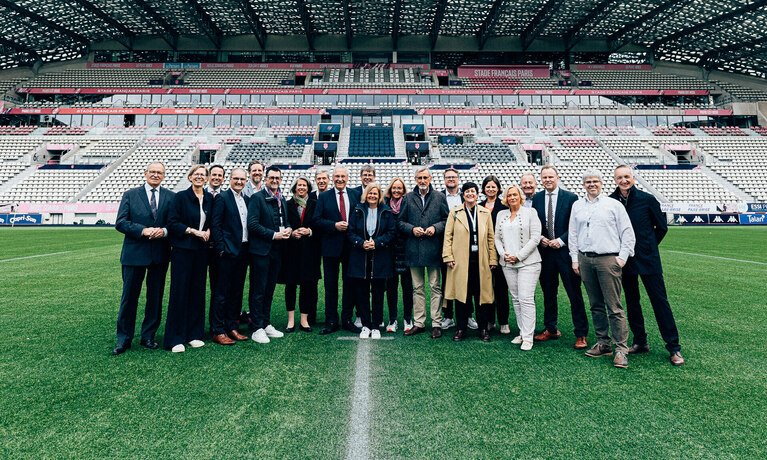 Kleine Kinder sind auf dem Sportplatz und freuen sich