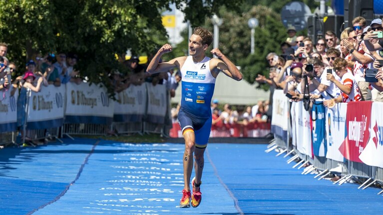 Triathlet Priester im Zieleinlauf.