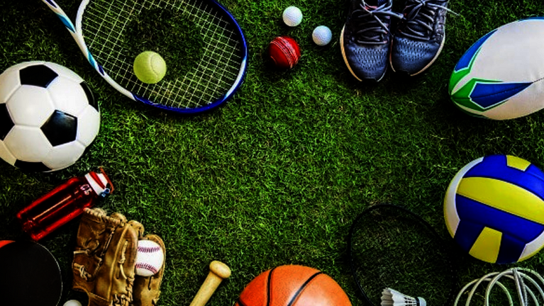 Bild mit verschiedenen Sportgeräten auf einen Rasen gelegt