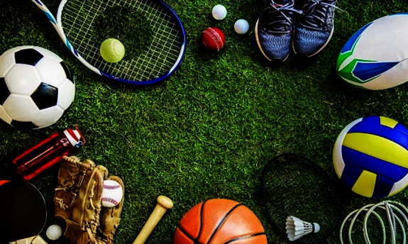 Bild mit verschiedenen Sportgeräten auf einen Rasen gelegt