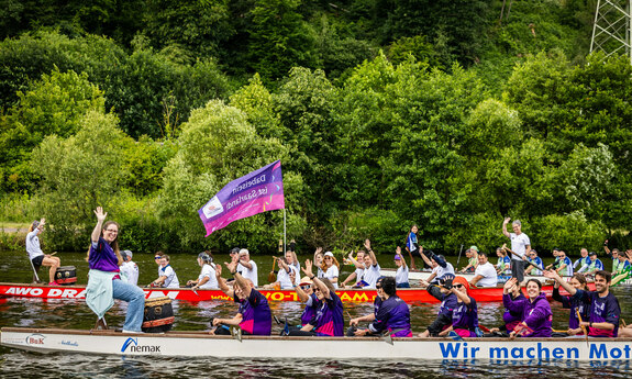 Fackellauf auf der Saar in Drachenbooten