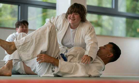 Zwei Sportler beim Judo-Training.